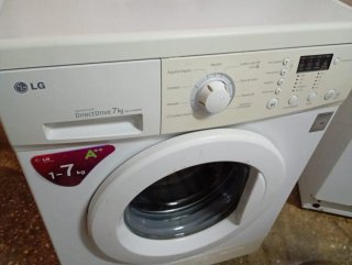 LAVADORA LG de 7 kilos y 1000 rpm. Clase A++