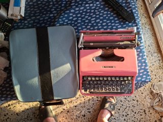 Máquina de escribir Olivetti Pluma 22 Rosa