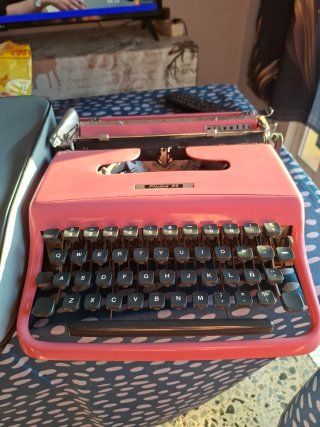 Máquina de escribir Olivetti Pluma 22 Rosa