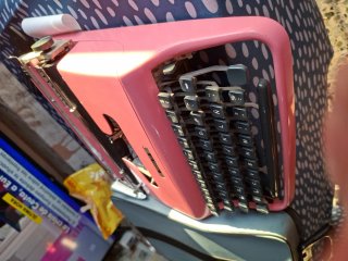 Máquina de escribir Olivetti Pluma 22 Rosa