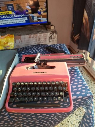 Máquina de escribir Olivetti Pluma 22 Rosa