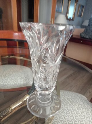 Jarrón de cristal tallado con flores