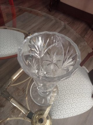 Jarrón de cristal tallado con flores