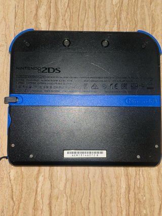 Nintendo 2DS Nera, caricatore e custodia