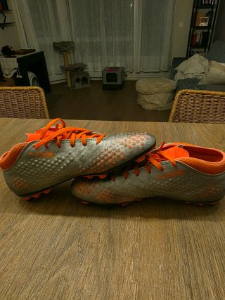 Botas de fútbol Puma one plateadas y naranjas