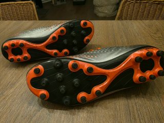 Botas de fútbol Puma one plateadas y naranjas