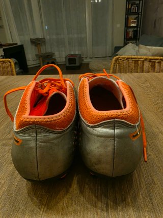 Botas de fútbol Puma one plateadas y naranjas