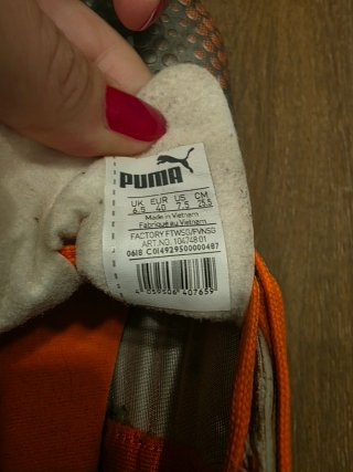 Botas de fútbol Puma one plateadas y naranjas