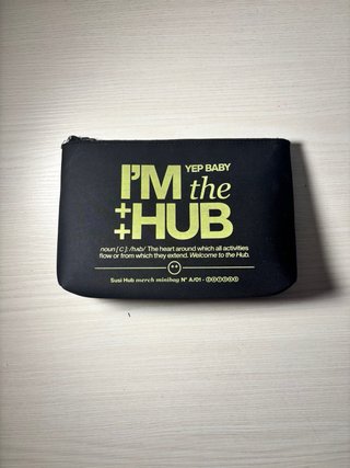 Pochette Susi Hub nera con croci gialle