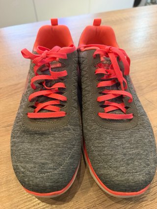 Zapatillas Skechers Gris y Rosa.