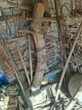 Arado de palo antiguo