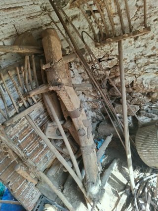 Arado de palo antiguo