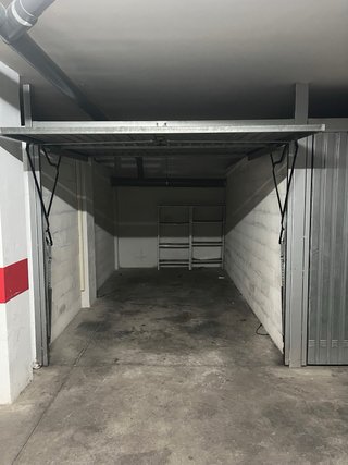 Se alquila cochera en churriana para coche pequeño