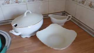 Sopera de porcelana blanca con detalles dorados