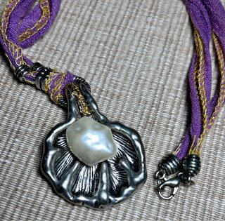 Collar concha metálica y perla nuevo