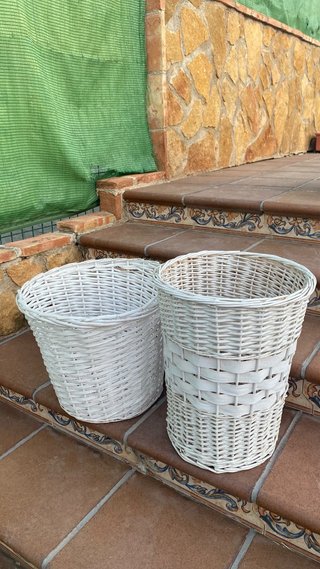 2 Cestos de mimbre blancos