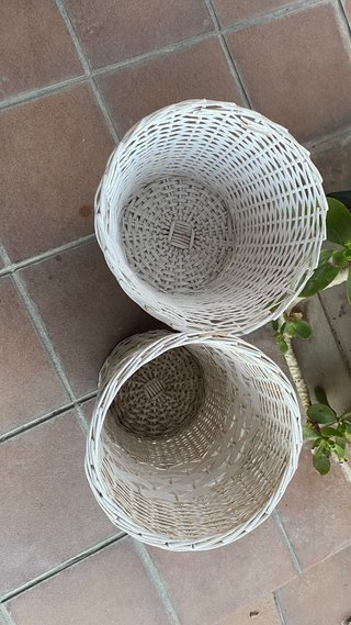2 Cestos de mimbre blancos
