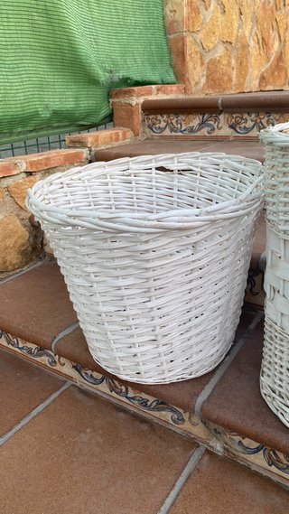 2 Cestos de mimbre blancos