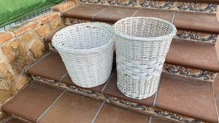 2 Cestos de mimbre blancos