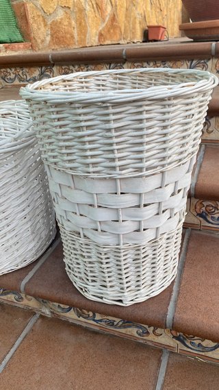 2 Cestos de mimbre blancos