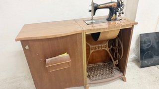 Mueble Singer con Máquina de Coser