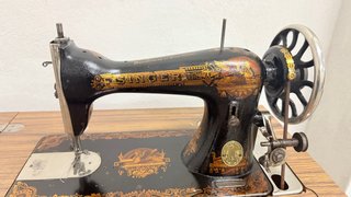 Mueble Singer con Máquina de Coser