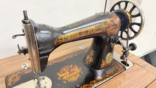 Mueble Singer con Máquina de Coser