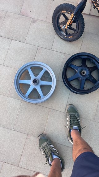 Llantas de moto yamaha jog plateada y negra