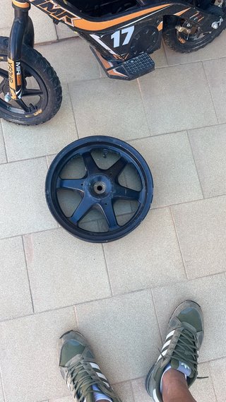 Llantas de moto yamaha jog plateada y negra