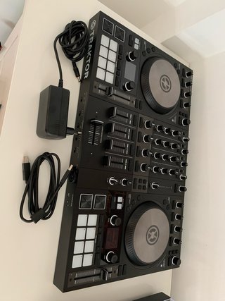Controlador DJ Traktor Kontrol S4