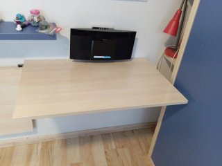 Escritorio de madera beige