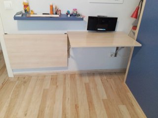 Escritorio de madera beige