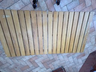 Tavolo e sedie pieghevoli in legno