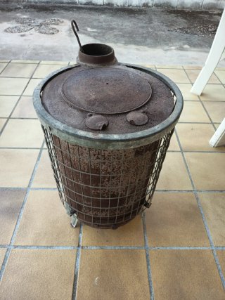 Estufa de leña metálica