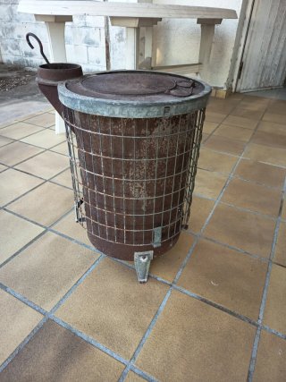 Estufa de leña metálica