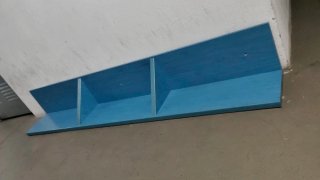 Estantería de madera azul