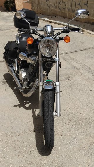 Kymco Cruiser Moto Negra y Plateada