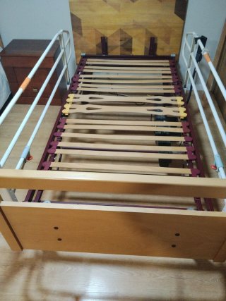 Cama articulada metálica y madera