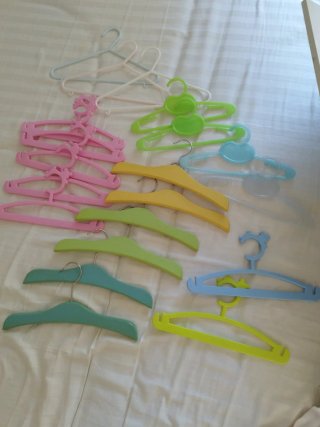 20 perchas infantiles variadas