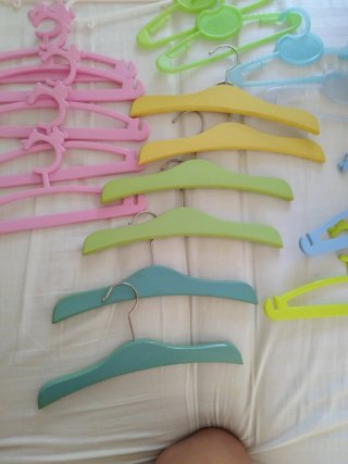 20 perchas infantiles variadas