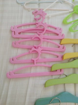 20 perchas infantiles variadas