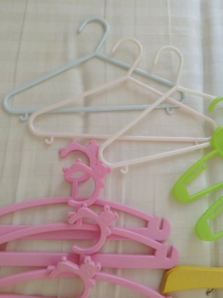 20 perchas infantiles variadas