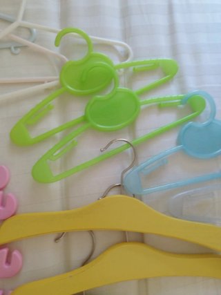 20 perchas infantiles variadas