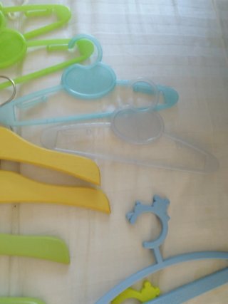 20 perchas infantiles variadas