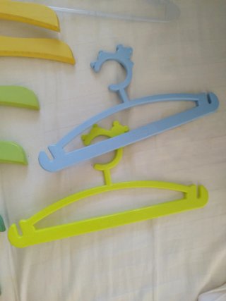 20 perchas infantiles variadas