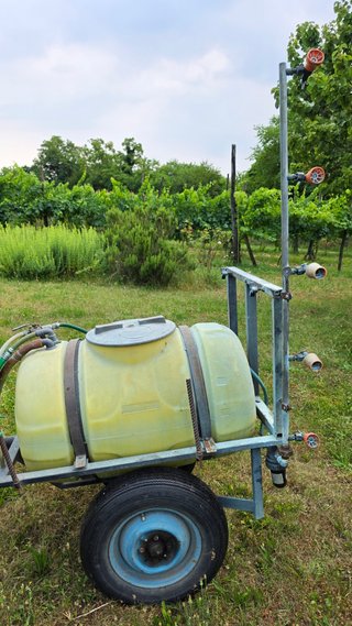 Carrello con serbatoio per solfato