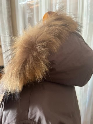 Piumino uomo marrone con cappuccio e pelliccia