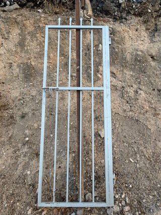 Puerta de hierro con rejas