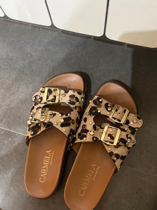 Chanclas CARMELA leopardo con tachuelas