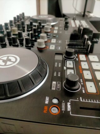 Controladora DJ Traktor Kontrol S4 MK2